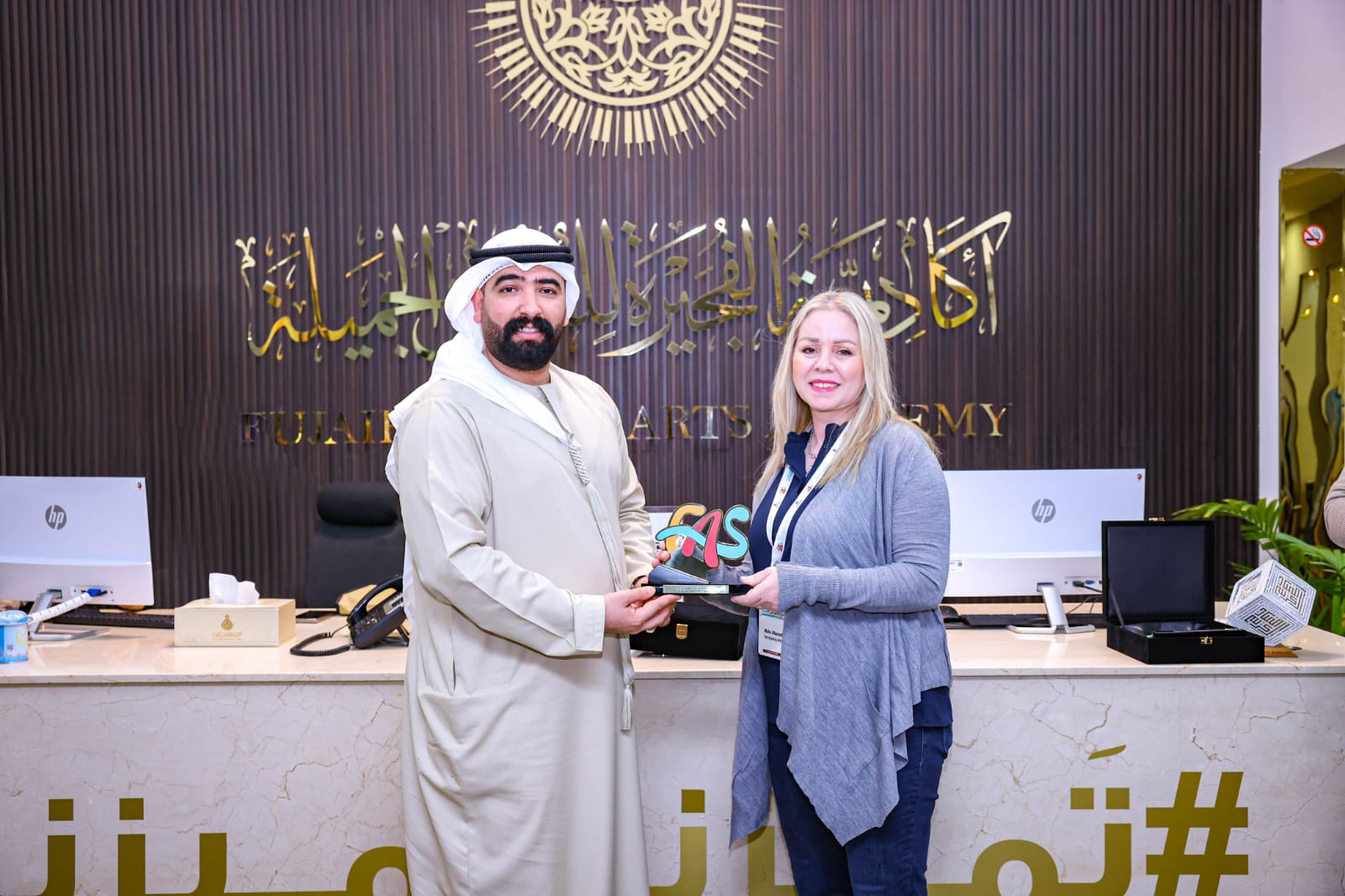 تكريم التشكيلية السورية مها الباروني في ملتقى الفنانين الثاني بالفجيرة.